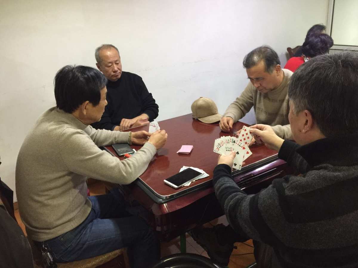 打牌变身暗语，酒吧老板揭秘交流密码