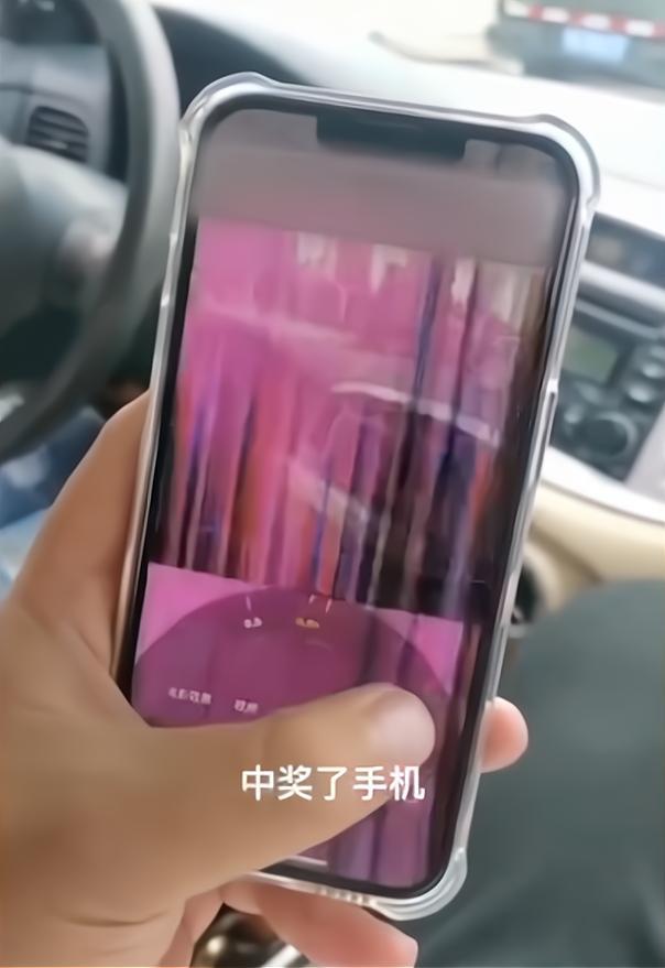手机玩游戏闪黑屏怎么回事_手机玩游戏闪屏闪黑了_手机打游戏有黑框闪屏