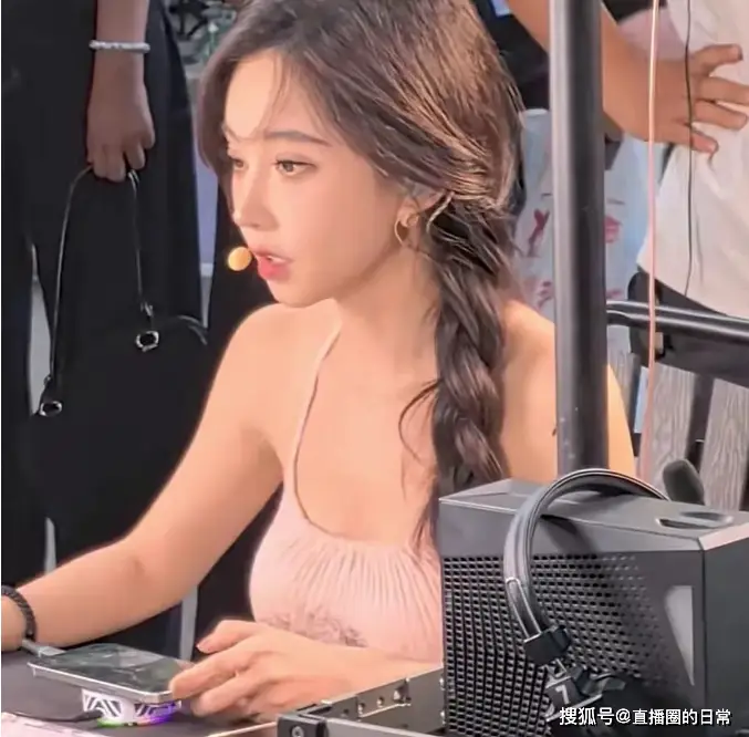 摔主播坏手机游戏会怎么样_主播摔电脑_游戏主播手机被摔坏