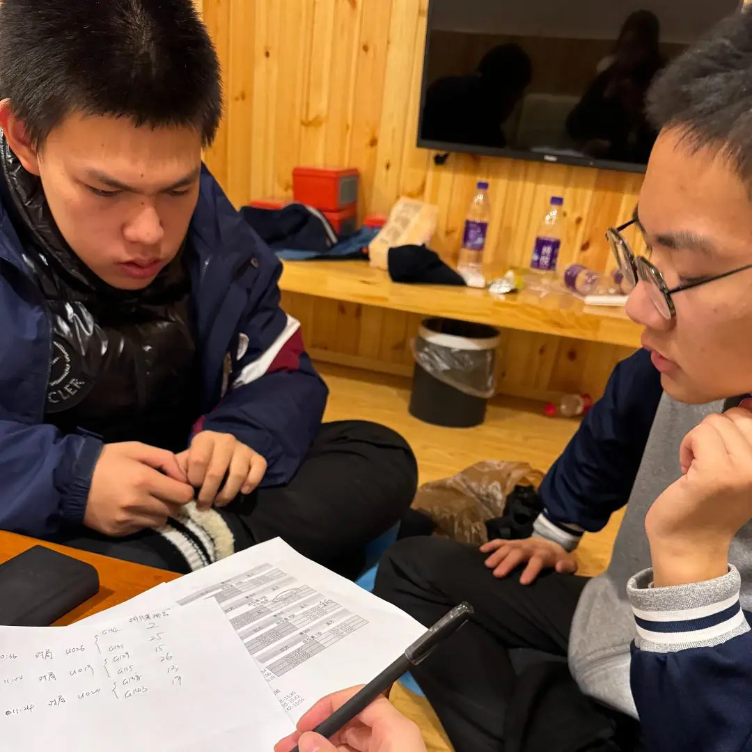女生打游戏带男生玩手机-女生VS游戏大神：操作对决，谁才是真