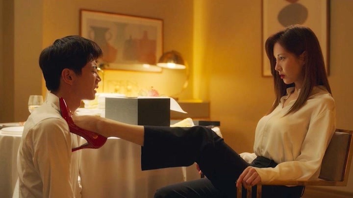 女孩假装拿手机打游戏电影-女孩假装玩游戏，其实在逃避什么？