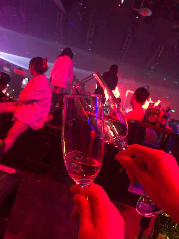 酒吧选人游戏_手机酒吧游戏选中_选中酒吧手机游戏怎么弄
