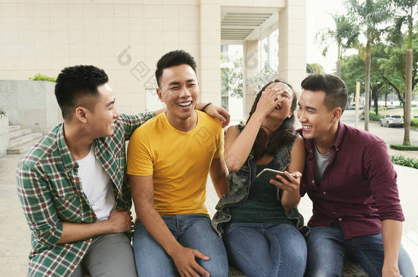 看视频的名字叫什么_两个人看的视频一起看_看视频的人叫什么