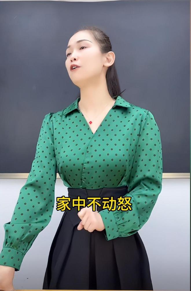 日本女明星玩手机游戏-日本女明星沉迷手机游戏引关注，背后原因令人深思